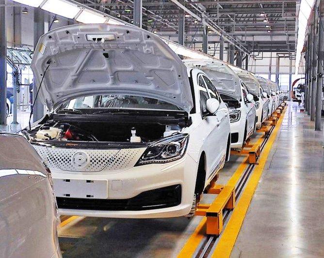 Автопром выходит на новый уровень: запущено производство электромобилей Evolute от компании Моторинвест