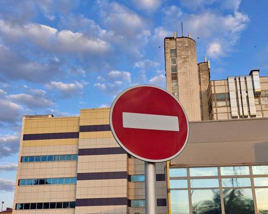 Проезд под «кирпич»: когда за это нарушение инспектор имеет право лишить водительских прав, а когда нет