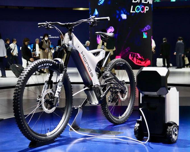 Свежий концепт олдскульного электровелосипеда.</p>
<p>Что связывает Honda и даунхилл?