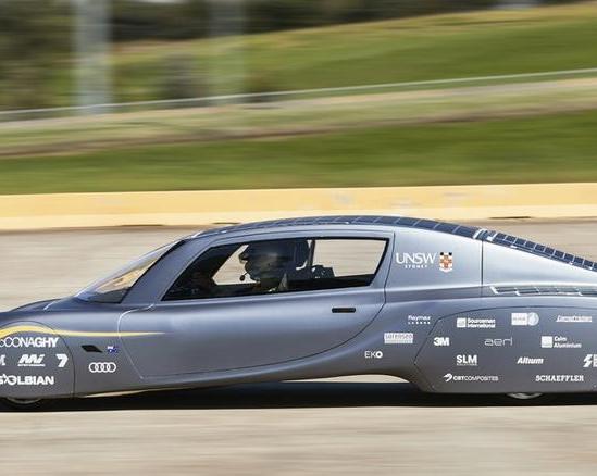 Электромобиль Sunswift проехал 1000 км на одной зарядке за 11 часов 53 минуты и 32 секунды